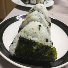 A picture of Fish Onigiri.
