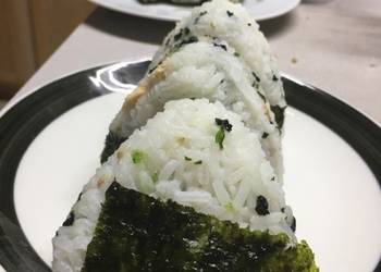 How to Prepare Appetizing Fish Onigiri