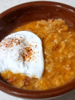 Una foto de Sopa de ajo con embutido y huevo escalfado (Receta de conri)