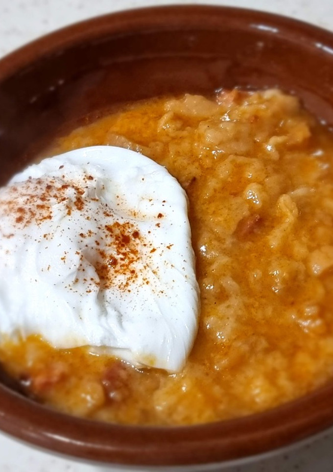 Una foto de Sopa de ajo con embutido y huevo escalfado (Receta de conri)