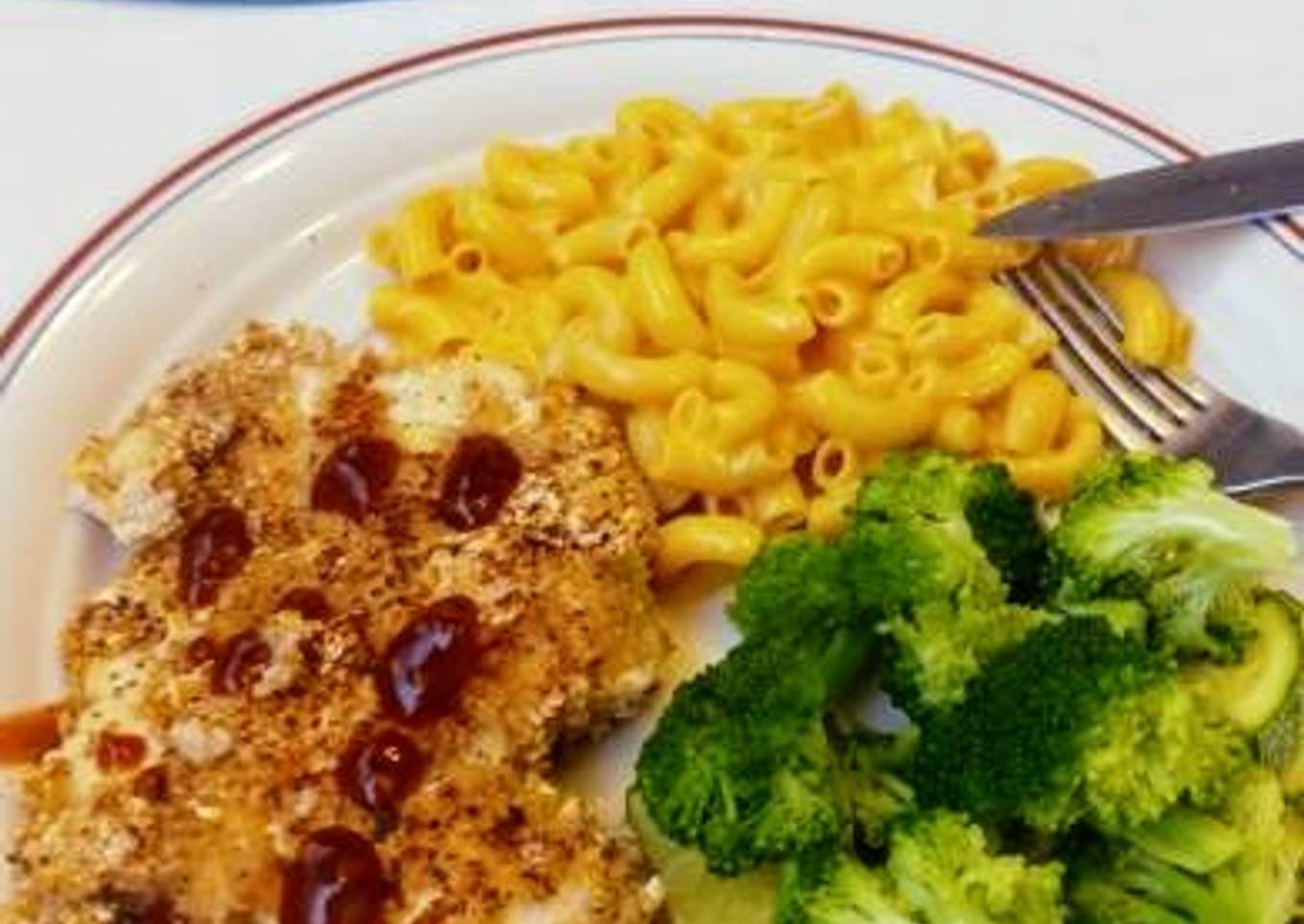 Pollo empanizado con avena, verduras al vapor y pasta