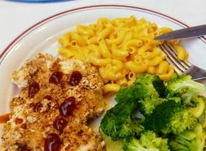Una foto de Pollo empanizado con avena, verduras al vapor y pasta