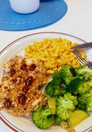 Una foto de Pollo empanizado con avena, verduras al vapor y pasta