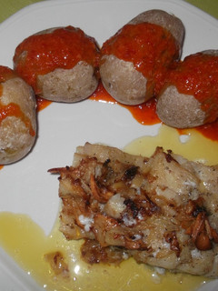 Una foto de Bacalao al horno con papas arrugadas y mojo rojo canario