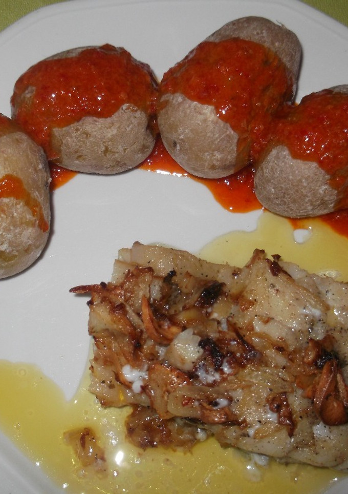 Una foto de Bacalao al horno con papas arrugadas y mojo rojo canario