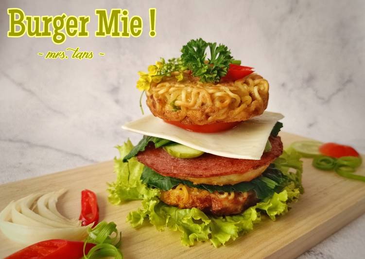 Burger Mie (Kreasi Olahan Mie Instan)