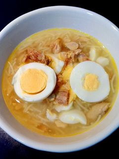 Una foto de Sopa de caldo de pollo casera