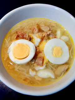 Una foto de Sopa de caldo de pollo casera