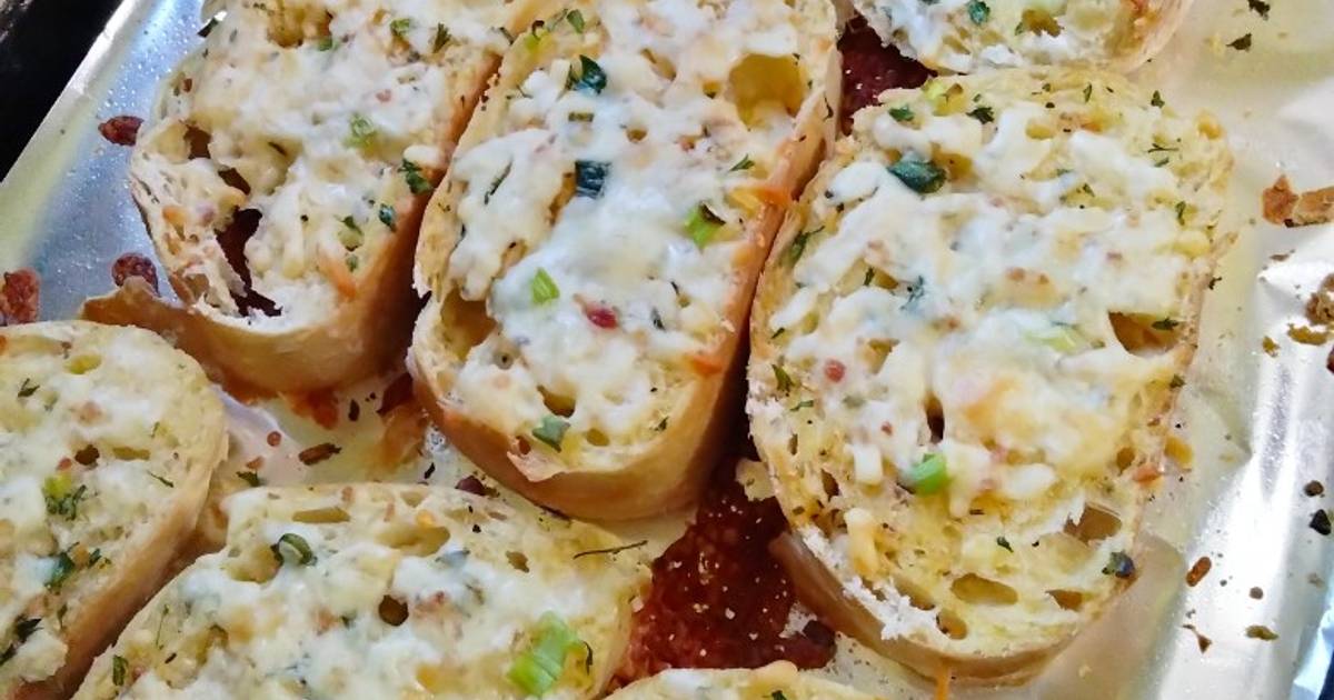 Cheesy Bacon Garlic Toast Recipe by Chef Mommy Nessa - Cookpad
