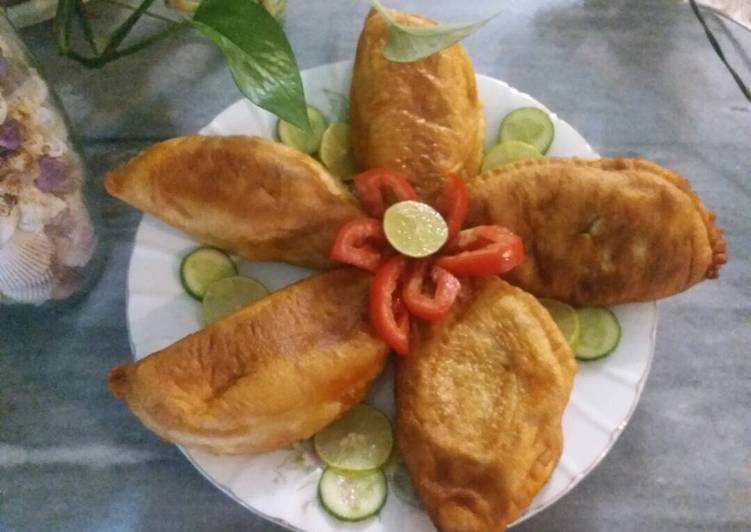 پيراشكي گوشت در بشقاب