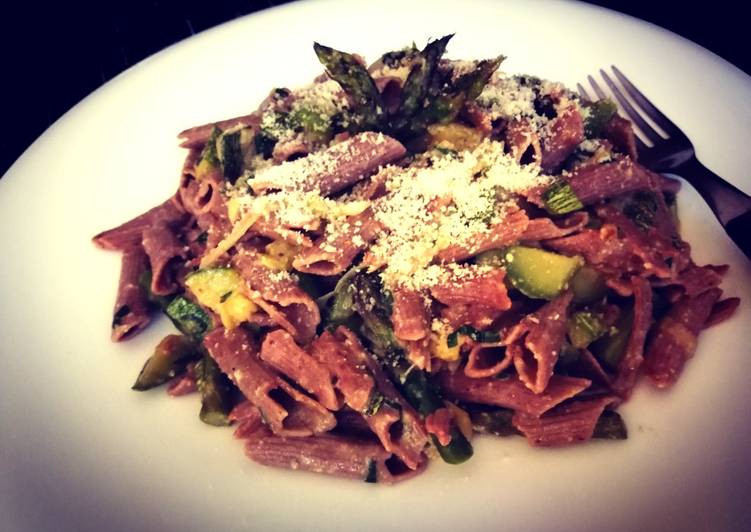 Macarrones de trigo sarraceno con remolacha y verduras