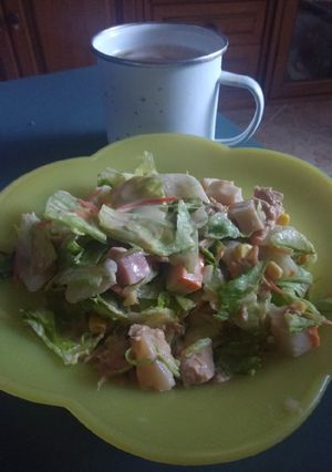 Una foto de Ensalada con salsa rosa
