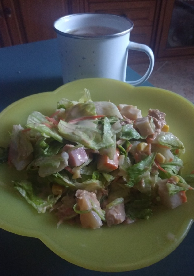 Una foto de Ensalada con salsa rosa
