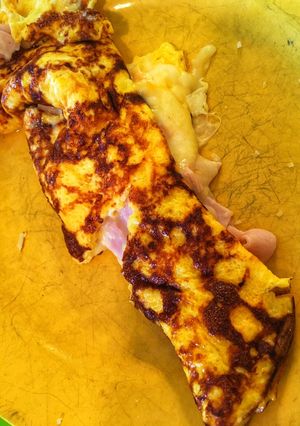 Sajttal és sonkával töltött omlett recept fotója