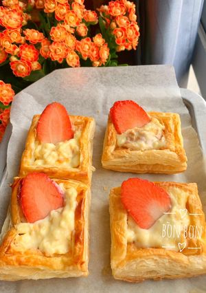Hình của món Bánh Ngàn Lớp Phô Mai Dâu (Strawberry Cream Cheese Danish).