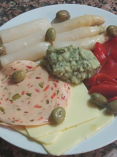 Una foto de Lonchas con verduras y originales con guarnición