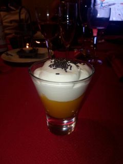 Una foto de Crema de mango, yogurt, nata y virutas de chocolate