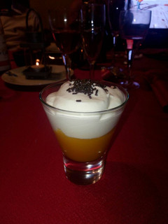 Una foto de Crema de mango, yogurt, nata y virutas de chocolate