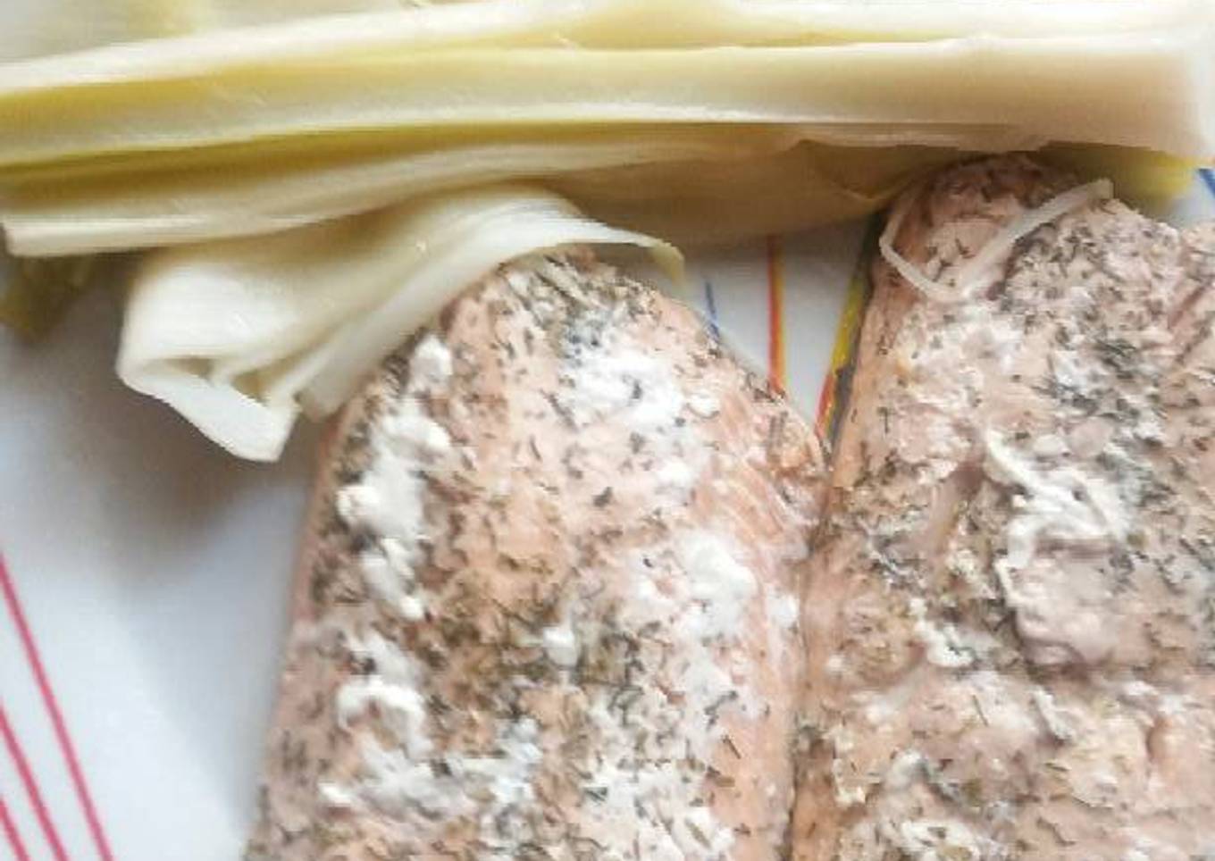 Salmón al papillote con puerro al vapor