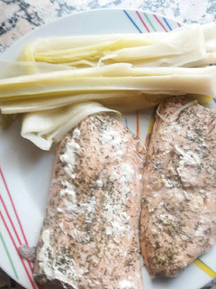 Una foto de Salmón al papillote con puerro al vapor
