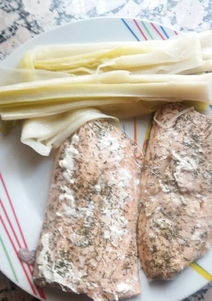Una foto de Salmón al papillote con puerro al vapor