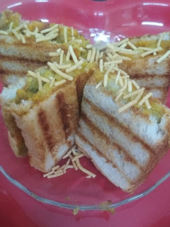 A picture of Aloo bhujiya masala toast.