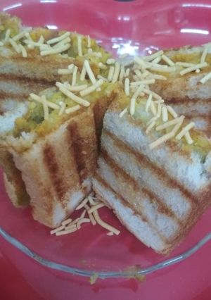 A picture of Aloo bhujiya masala toast.