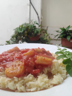 Una foto de Camarones a la salsa con arroz