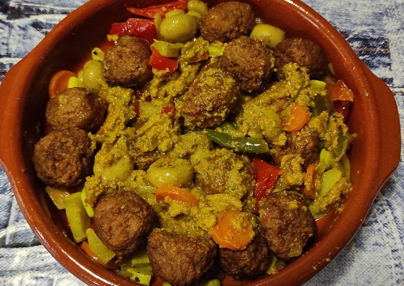 Albóndigas con champiñones y verduras y salsa recicle