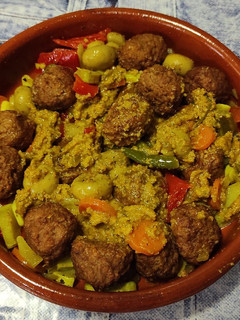 Una foto de Albóndigas con champiñones y verduras y salsa recicle
