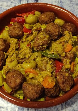 Una foto de Albóndigas con champiñones y verduras y salsa recicle