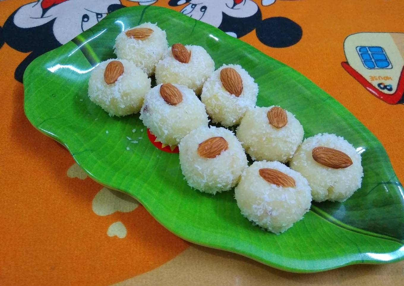 Coconut ladduu