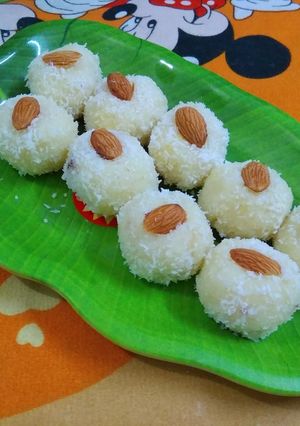 A picture of Coconut ladduu.