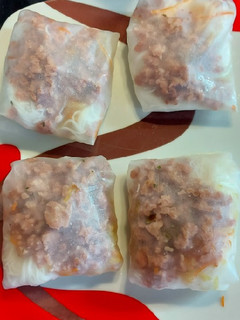 Una foto de "rollitos" verdura y carne