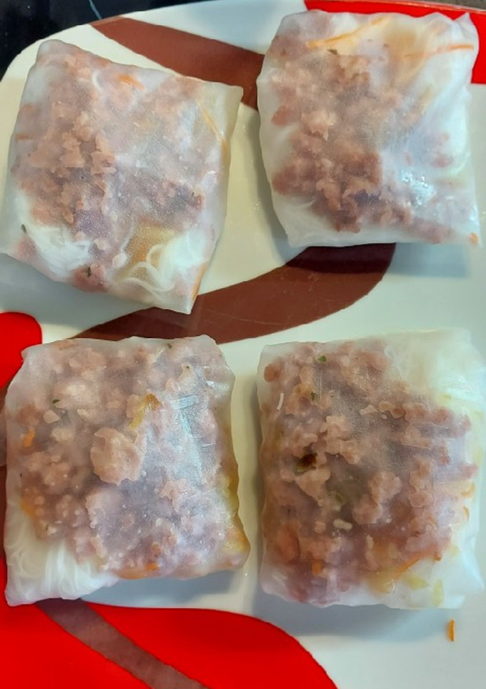 Una foto de "rollitos" verdura y carne