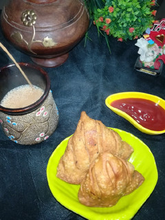 जालीदार समोसा, कश्मीरी मसाला चाय(दूध वाली कहवा)(jalidar samosa kashmiri masala chai recipe in Hindi रेसिपी मुख्य फोटो