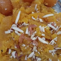 A picture of Sooji aur besan ka halwa.