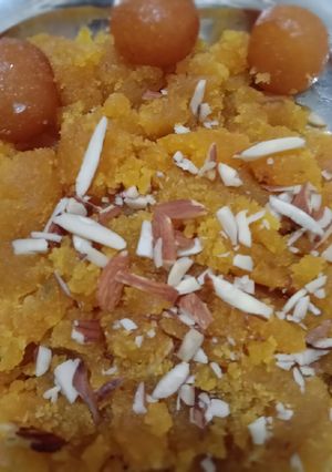 A picture of Sooji aur besan ka halwa.
