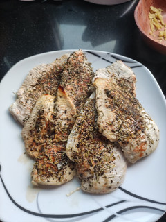 Una foto de Pechuga de pollo en papel de horno