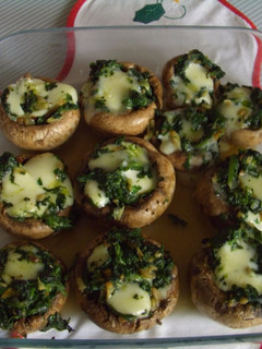 Una foto de Champiñones rellenos con verdura y queso