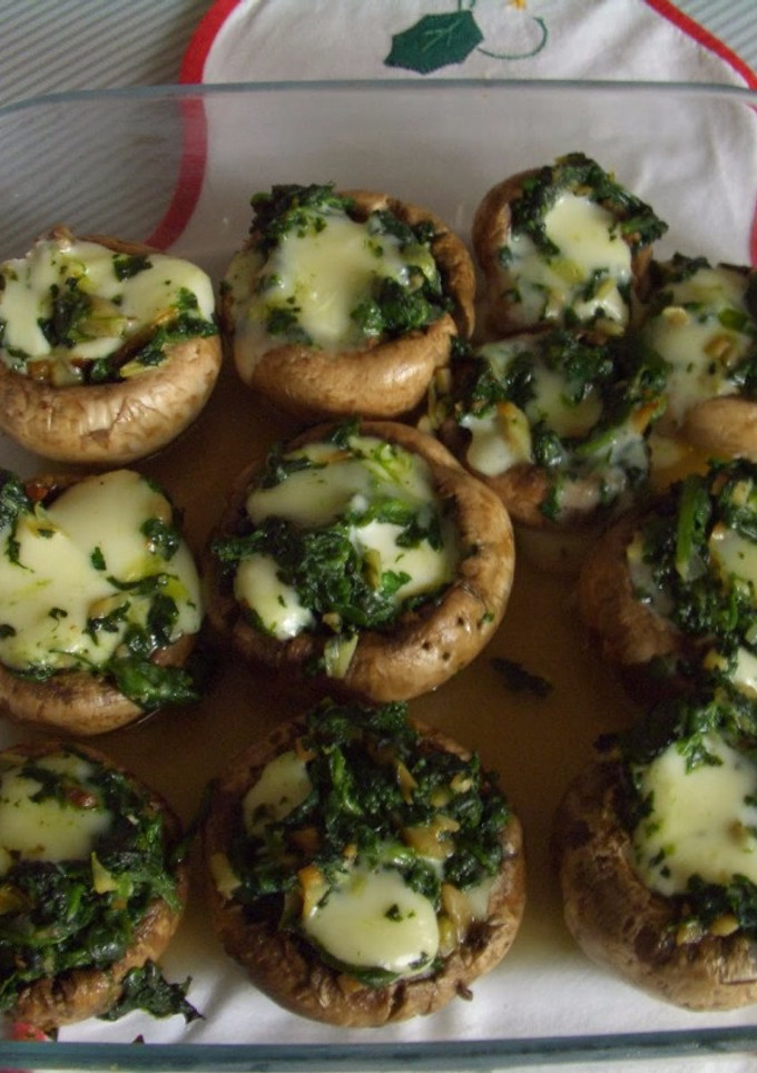 Una foto de Champiñones rellenos con verdura y queso