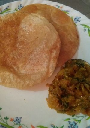 A picture of Petha bhaji with poori.