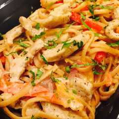 Una foto de Pasta con pollo en crema ligera ("light")