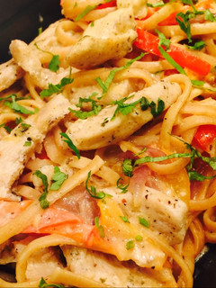 Una foto de Pasta con pollo en crema ligera ("light")