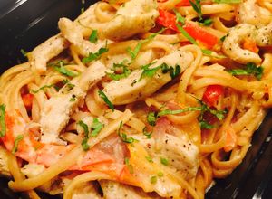 Una foto de Pasta con pollo en crema ligera ("light")