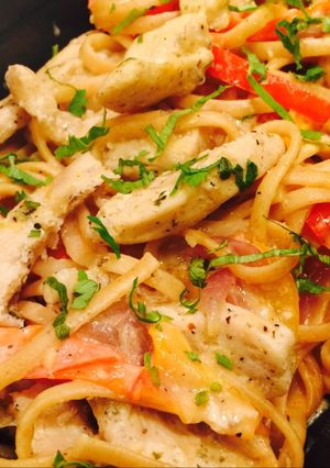 Una foto de Pasta con pollo en crema ligera ("light")