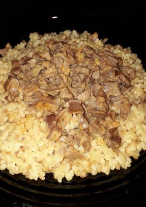 Tejfölös zúzapörkölt tarhonyával recept fotója
