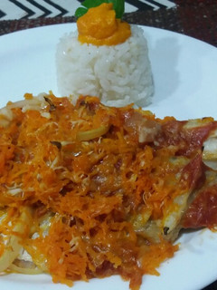 Una foto de Pescado al horno con zanahorias