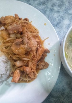 Hình của món Thịt heo giá đỗ sốt cay + canh giá.
