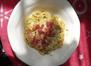 Foto di Linguine con pesto di zucchine e bacon croccante
